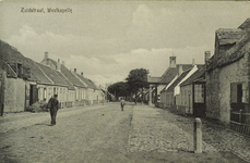 624-51 Zuidstraat, Westkapelle. Gezicht op de Zuidstraat te Westkapelle met rechts in het midden het stadhuis