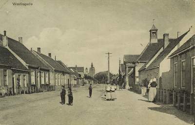 624-52 Westkapelle. Gezicht op de Zuidstraat te Westkapelle met rechts het stadhuis. Rechts Paulina Louwerse-Roelse met ...