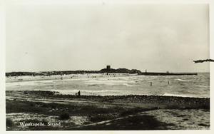 624-524 Westkapelle, Strand. Gezicht vanaf de duinen op het strand te Westkapelle, op de achtergrond de radarpost Monica