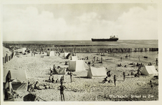 624-532 Westkapelle, Strand en Zee. Gezicht op het strand met tentjes, de paalhoofden en een passerend schip te Westkapelle