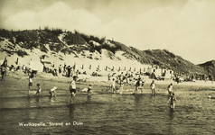 624-534 Westkapelle, Strand en Duin. Pootjebadende badgasten op het strand te Westkapelle met op de achtergrond de duinen