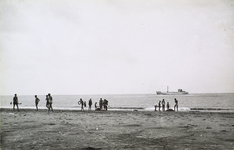 624-540 Badgasten op het strand te Westkapelle; op de achtergrond een passerend vrachtschip