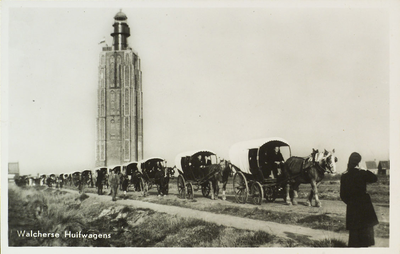 624-545 Walcherse Huifwagens. Een rij bespannen wagens op het Zuud-Kêrkepad te Westkapelle vermoedelijk op Dankdag 1948