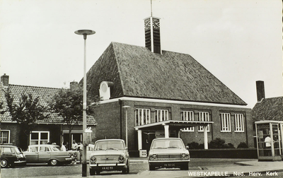 624-550 Westkapelle, Ned. Herv. Kerk. De Nederlandse Hervormde kerk aan de Zuidstraat te Westkapelle met rechts een ...