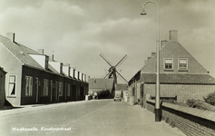 624-551 Westkapelle, Koudorpstraat. Gezicht op de Koudorpstraat te Westkapelle met op de achtergrond molen De Noorman