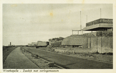 624-557 Westkapelle - Zeedijk met oorlogsmuseum. Het oorlogsmuseum in een bunker op de zeedijk te Westkapelle