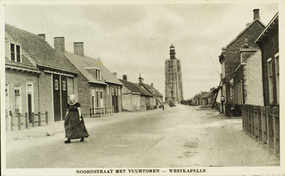 624-560 Noordstraat met Vuurtoren - Westkapelle. Pieternella van Sluijs-Minderhoud wandelt door de Zuidstraat te ...