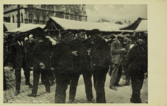 624-60 Middelburg. Marktdag. Mannen uit Westkapelle op de Markt te Middelburg. Links Andries Roelse (Ries de Stierboer) ...