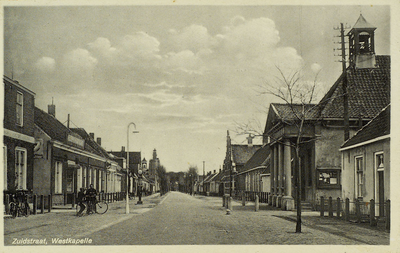 624-63 Zuidstraat, Westkapelle. Gezicht op de Zuidstraat te Westkapelle. Links de ingang van de Papestraat, tussen café ...