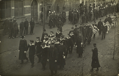 624-68 Begrafenisstoet van zeven militairen en twee Westkappelaars in de Zuidstraat te Westkapelle ter hoogte van de ...