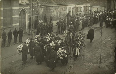 624-69 Begrafenisstoet van zeven militairen en twee Westkappelaars in de Zuidstraat te Westkapelle ter hoogte van de ...