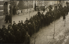 624-70 Begrafenisstoet van zeven militairen en twee Westkappelaars in de Zuidstraat te Westkapelle ter hoogte van de ...