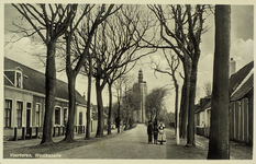 624-73 Vuurtoren, Westkapelle. Gezicht op de Zuidstraat te Westkapelle met op de voorgrond poserend Hendrik, Jaap en ...