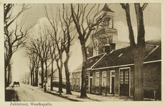 624-75 Zuidstraat, Westkapelle. De besneeuwde Zuidstraat met Ned. Herv. Kerk te Westkapelle