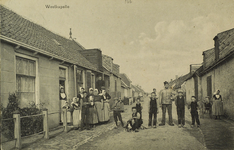 624-81 Westkapelle. Poserende mensen in de Noordstraat te Westkapelle