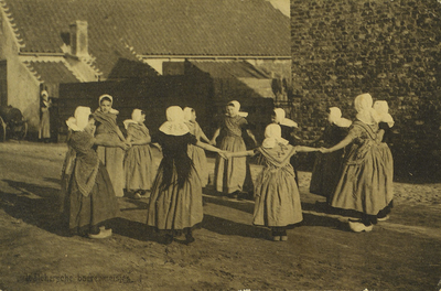 624-90 Meisjes in dracht in de West-Koestraat in Westkapelle maken een rondedansje