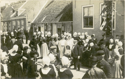 689-11 Een menigte toeschouwers bij het gemeentehuis van Biggekerke tijdens de viering van het zilveren ambtsjubileum ...