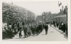 689-19 Een muziekkorps tijdens de optocht t.g.v. het zilveren ambtsjubileum van burgemeester L. Simonse van Biggekerke