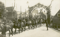 689-5 Ruiters te paard tijdens de optocht t.g.v. het zilveren ambtsjubileum van burgemeester L. Simonse van Biggekerke