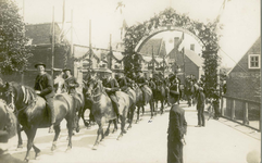 689-6 Ruiters te paard tijdens de optocht t.g.v. het zilveren ambtsjubileum van burgemeester L. Simonse van Biggekerke