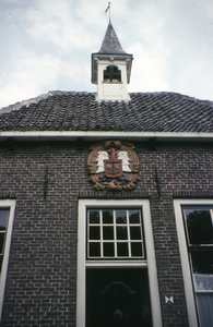 71-10 Voorgevel met torentje van het voormalige gemeentehuis aan het Marktplein te Sint Anna ter Muiden