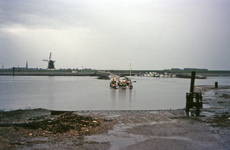 71-103 De veerpont van Oud-Vossemeer naar Nieuw-Vossemeer (op de achtergrond) over de Eendracht