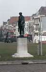 71-187 Het standbeeld van Frans Naerebout aan het Bellamypark te Vlissingen
