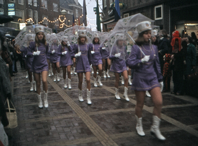 71-25 De majorettes van de Euroband uit Rotterdam tijdens de opening van de Lange-Delft-promenade te Middelburg
