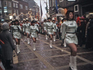 71-29 De majorettes van Trompetterkorps Juliana uit Middelburg tijdens de opening van de Lange-Delft-promenade te Middelburg