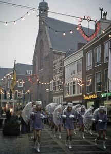 71-30 De majorettes van de Euroband uit Rotterdam tijdens de opening van de Lange-Delft-promenade te Middelburg