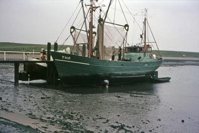 71-57 Het vissersschip TH6 in de vissershaven te Colijnsplaat
