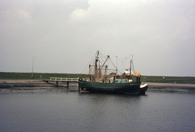 71-58 Het vissersschip TH6 in de vissershaven te Colijnsplaat