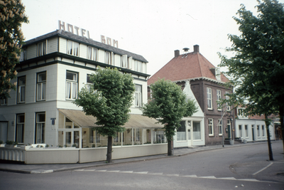 71-65 Hotel Bom op de hoek van de Noordstraat en de Ring te Burgh-Haamstede