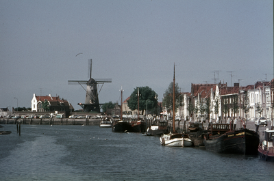 71-83 De haven met molen Den Haas te Zierikzee