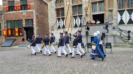 866-1 Veere. Markt. Stadhuis. De kanonniers van de Vereniging Vesting Veere paraderen langs het bordes met daarop ...