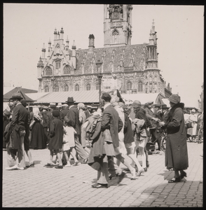 881-11 Middelburg. Markt. Aankomst 'mensen van buiten' op marktdag