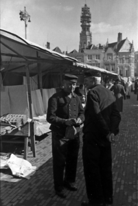 895-11 Twee mannen in dracht op de Markt te Middelburg