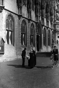 895-14 Mannen en vrouwen in dracht voor het Stadhuis van Middelburg