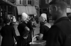 895-29 Vrouwen in Walcherse en Zuid-Bevelandse dracht op de Markt te Middelburg