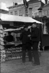 895-31 Twee mannen in Walcherse dracht bij een kraam met klompen op de Markt te Middelburg