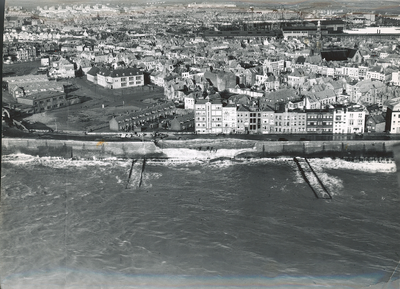 90-1 Schade aan de boulevard te Vlissingen als gevolg van de stormvloed van 1 februari 1953, gezien vanuit de lucht