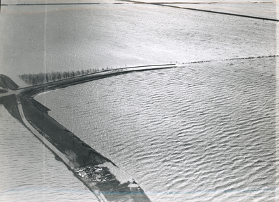 90-2 Ondergelopen polders in Zeeland of Zuid-Holland, als gevolg van de stormvloed van 1 februari 1953, gezien vanuit ...