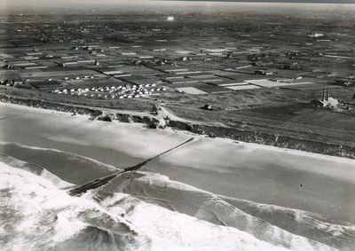90-4 Ondergelopen polders in Zeeland of Zuid-Holland, als gevolg van de stormvloed van 1 februari 1953, gezien vanuit ...
