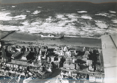 90-5 Een op het strand van Scheveningen vastgelopen schip gezien vanuit de lucht