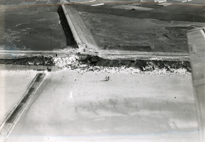 90-6 Schade aan het duin langs de Zuid-Hollandse kust gezien vanuit de lucht