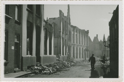 93-18 Door oorlogsgeweld verwoeste panden te Middelburg, gezien vanuit de Wagenaarstraat naar de Balans (Sint Jorisdoelen)