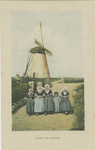 94-105 Molen, Biggekerke. Vijf meisjes in dracht voor de Brasser molen te Biggekerke. V.l.n.r. Elizabeth Kleinepier ...