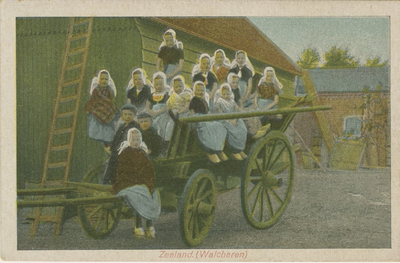 94-124 Zeeland. (Walcheren). Een groep jongens en meisjes in dracht op een boerenkar. Op de dissel Mientje van Keulen