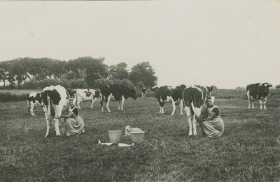 94-129 Twee boerinnen te Biggekerke bezig met koeien melken