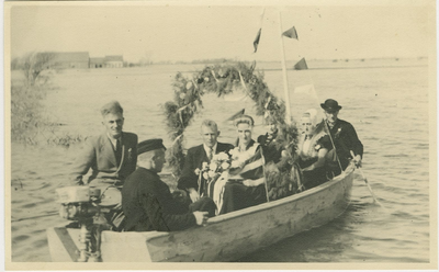 94-136 Huwelijk Willem Roelse en Jans de Voogd. Verder in de boot de ouders van de bruid Andries de Voogd (*1890) en ...